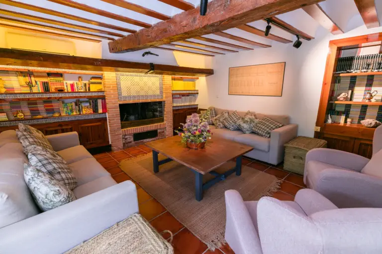 Salón con biblioteca