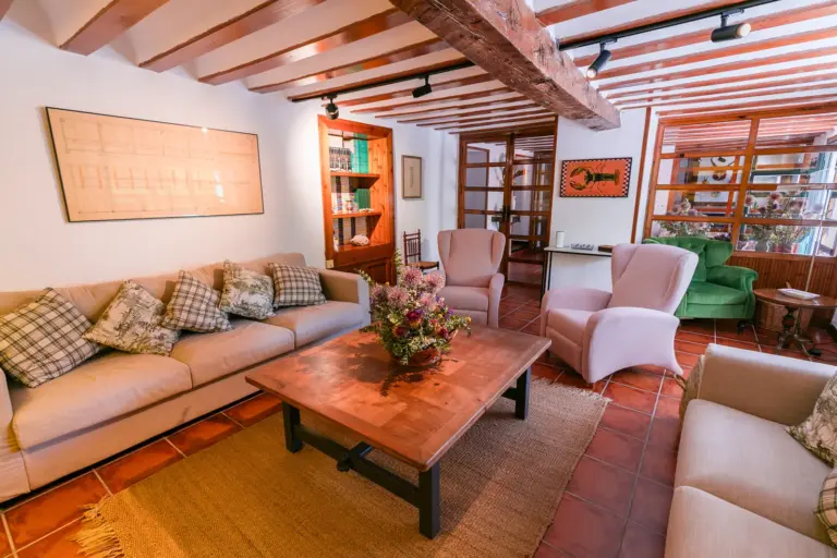 Vista general del salón con biblioteca