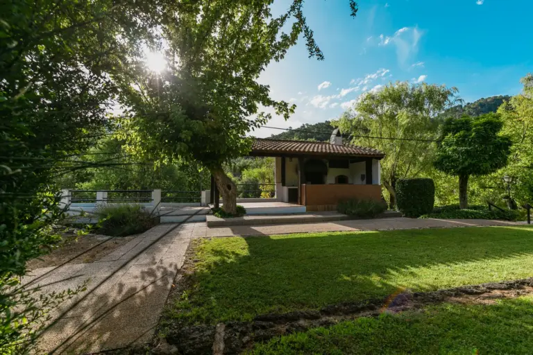 Vista panorámica de la casa y el jardín