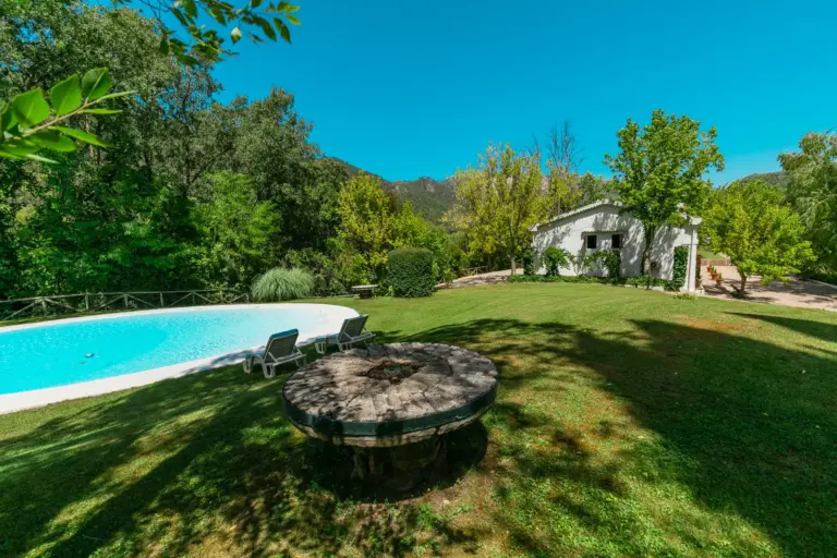 Vista general de la piscina y la casa