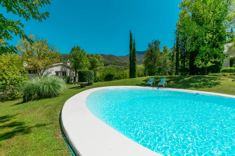 Piscina entre los jardines
