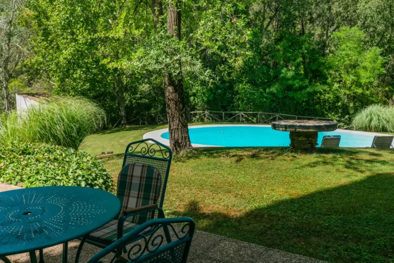 Comedor exterior junto a la piscina