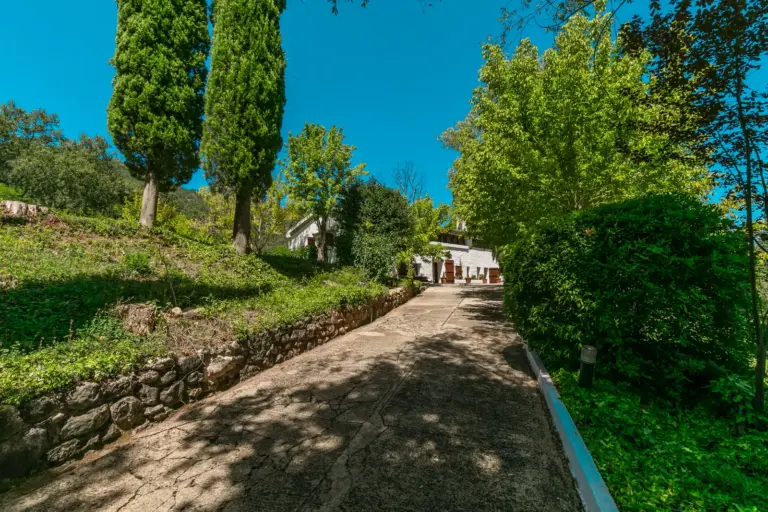 Panorámica de la finca y la piscina