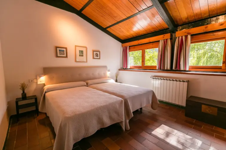 Dormitorio luminoso de la casa