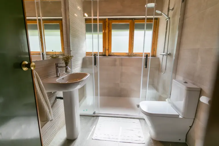 Cuarto de baño con luz natural