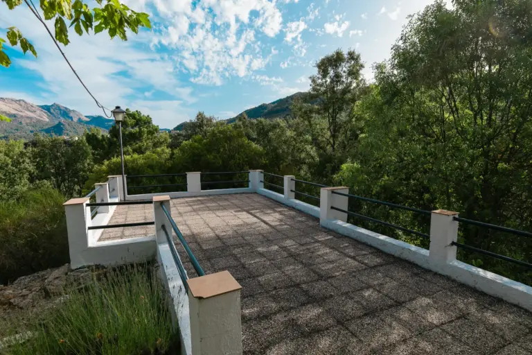 Comedor exterior entre jardines