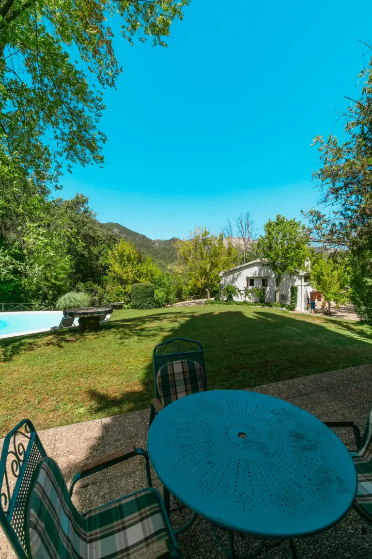 Jardines, casa y piscina de Coto Moreno